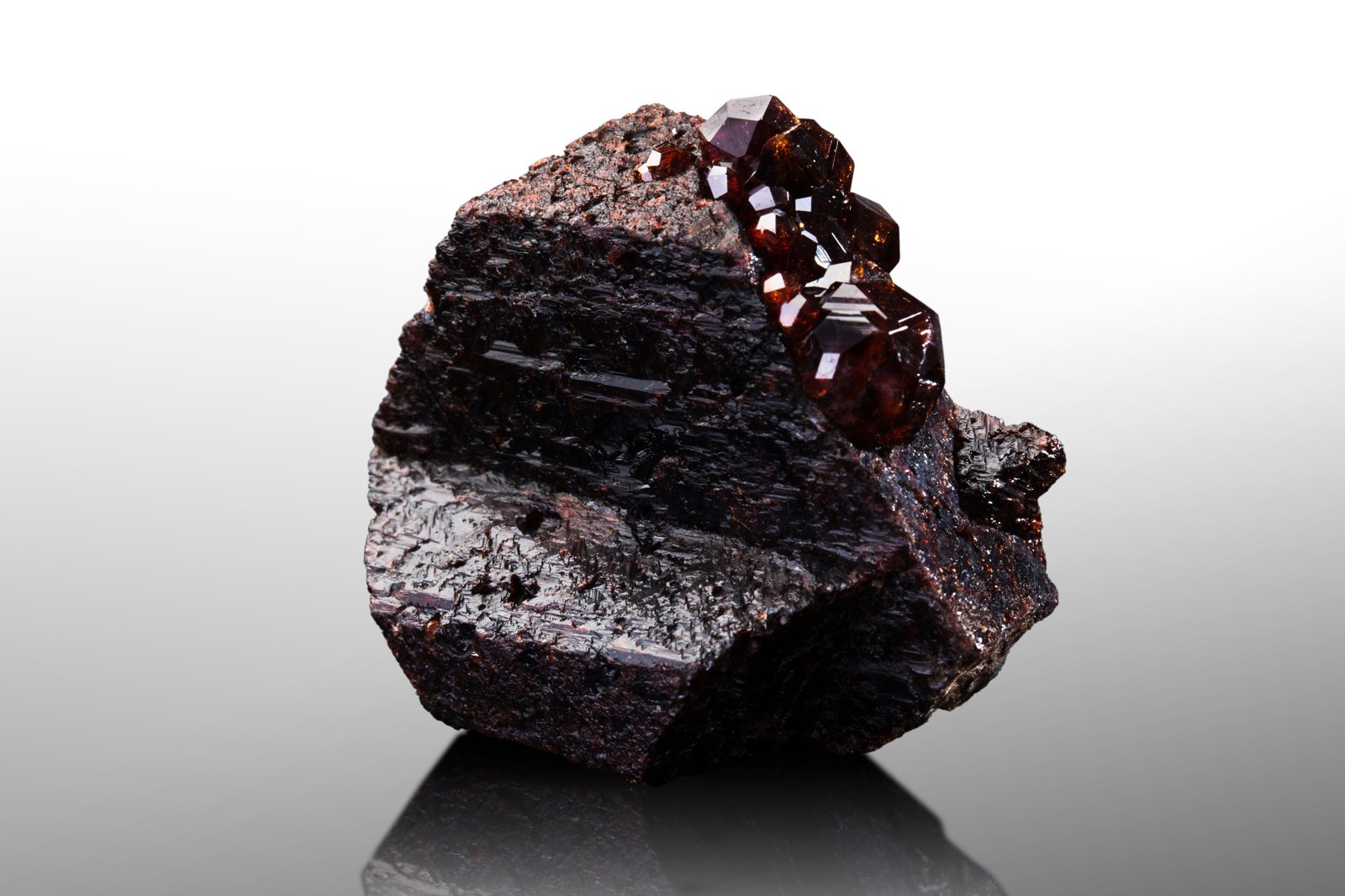 Genthelvite
5,0 x 3,0 x 4,5 cm
(Autor: MIM Museum)