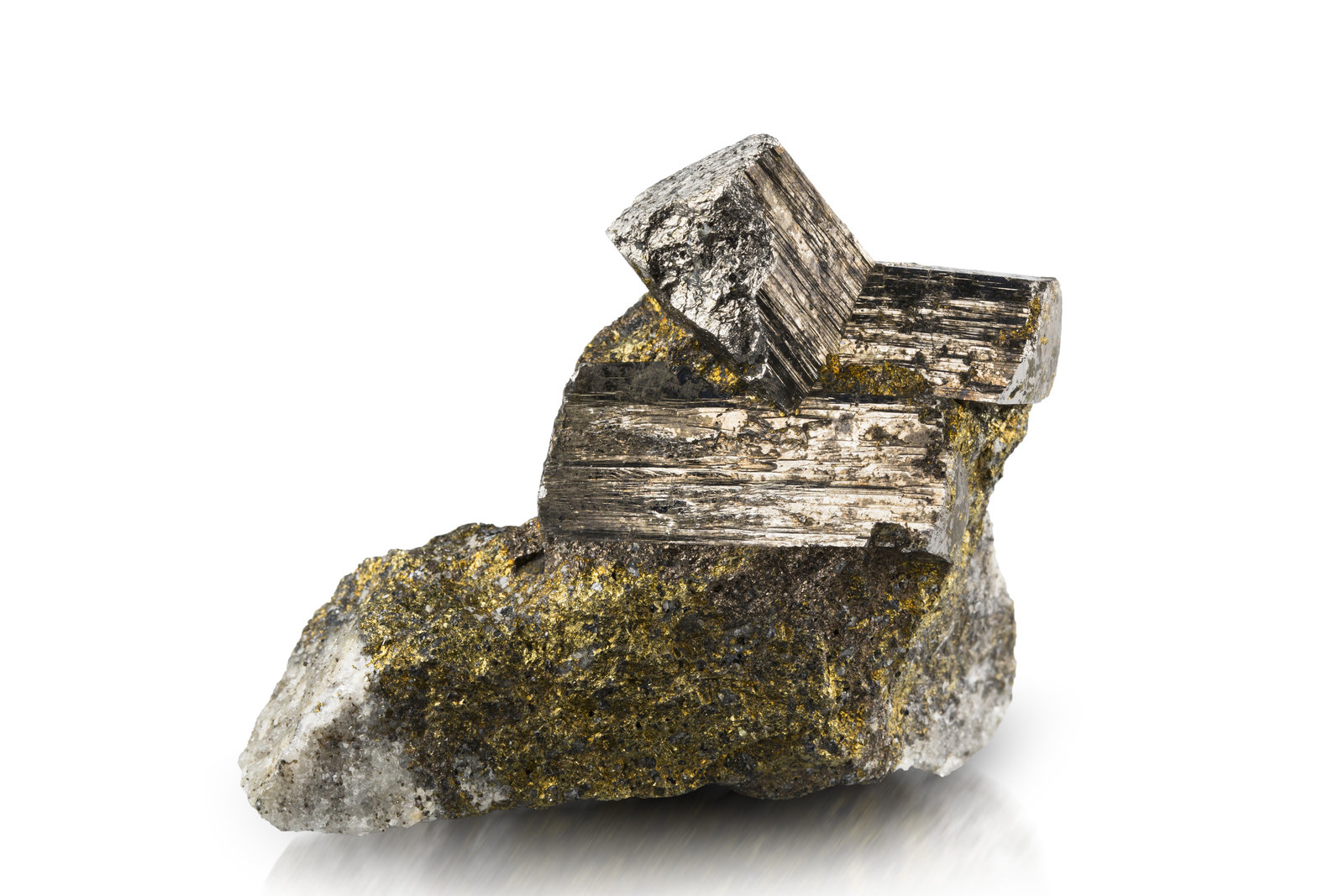 Glaucodot on Chalcopyrite
7 x 3 x 6 cm / main crystal: 4 cm
(Autor: MIM Museum)