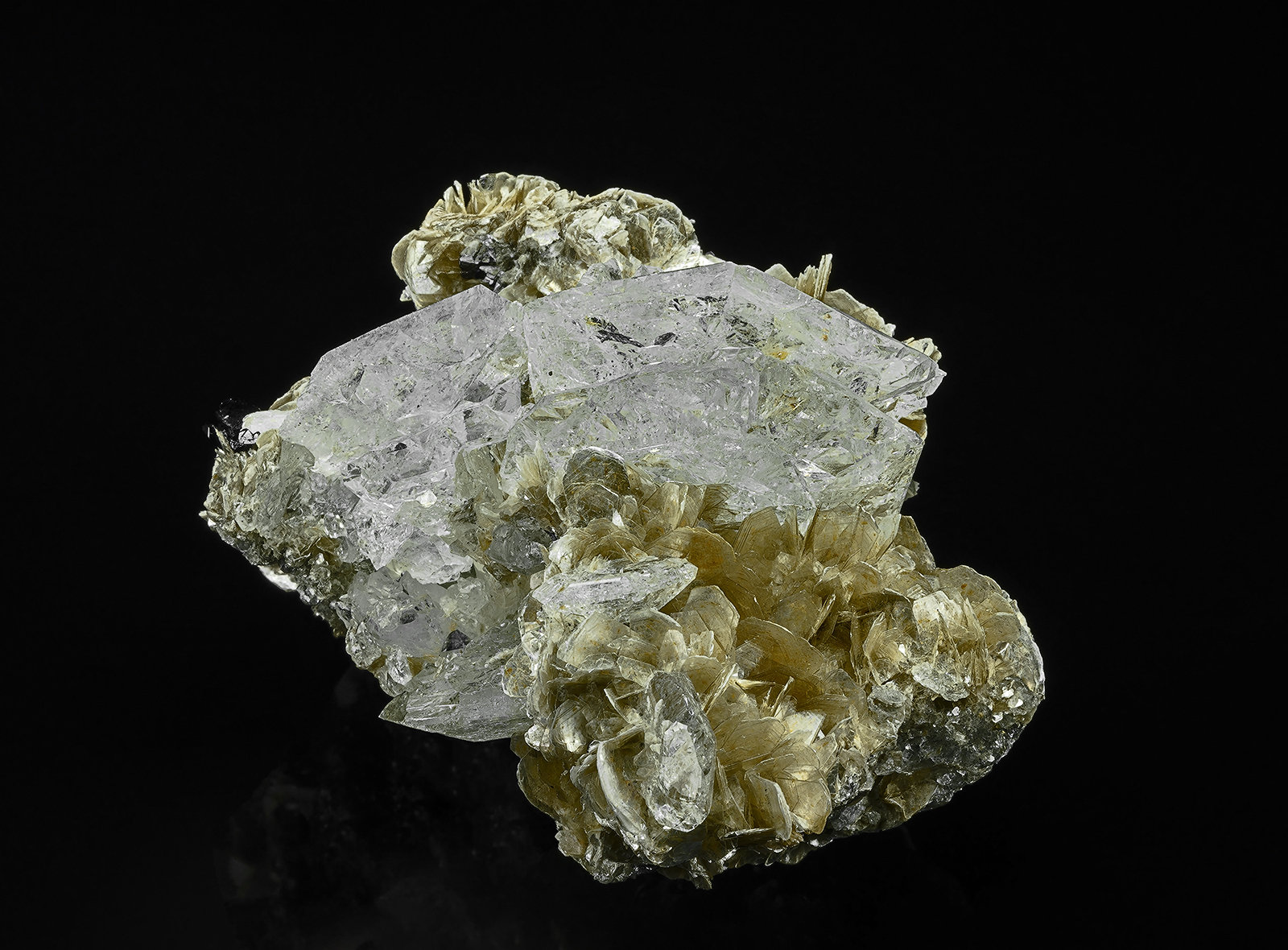Beryl (variety goshenite), Muscovite, Cassiterite
9.4 x 7.9 cm
(Autor: am mizunaka)