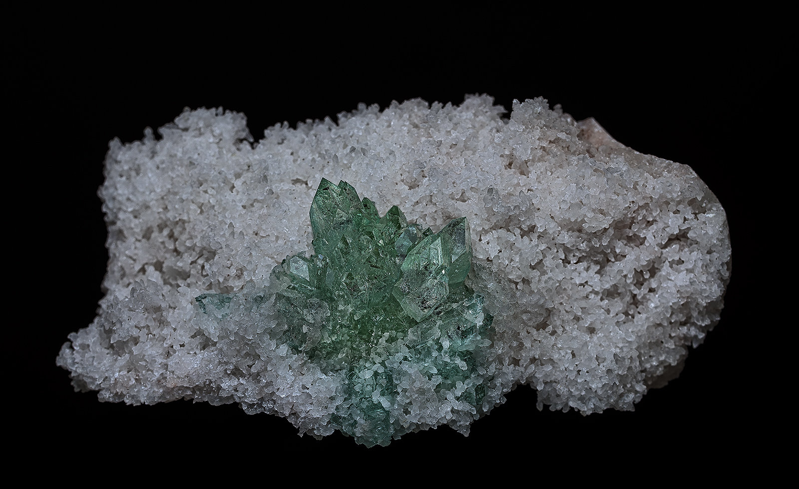 Fluorapophyllite, Quartz (variety chalcedony)
7.4 x 5.2 cm
(Autor: am mizunaka)