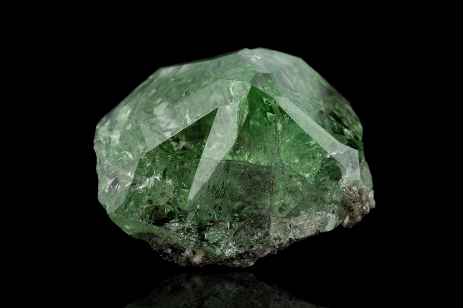 Grossular
4 x 3 x 2 cm / main crystal: 3.9 cm
(Autor: MIM Museum)