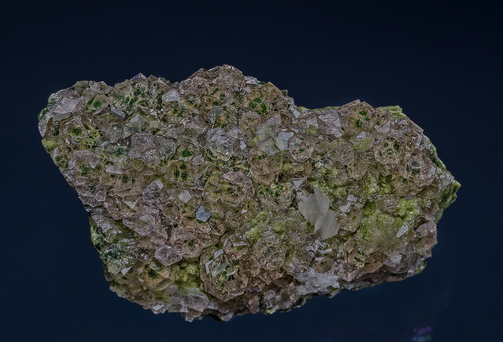 Grossular, Diopside, Prehnite
7.3 x 4.4 cm
(Autor: am mizunaka)