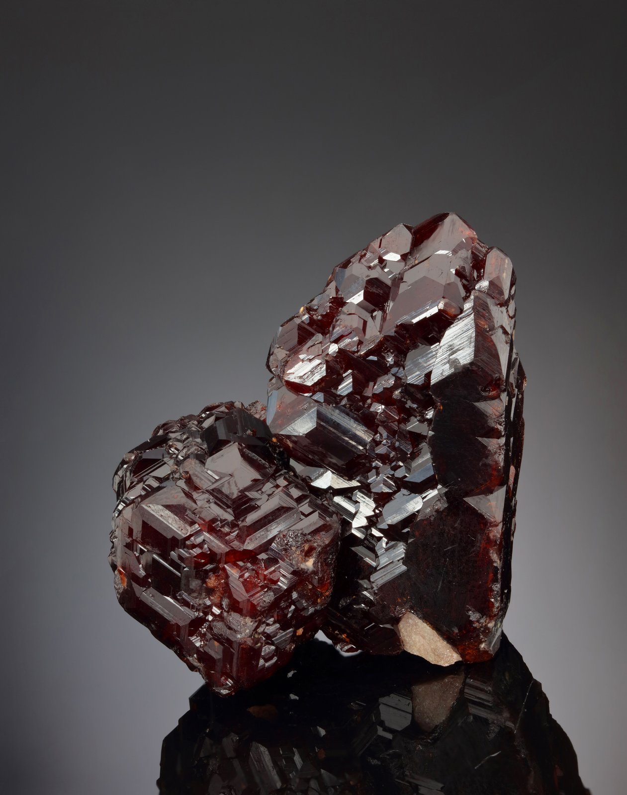 Grossular (variety hydrogrossulaire)
3 x 3.5 x 4 cm / main crystal: 3.7 cm
(Autor: MIM Museum)