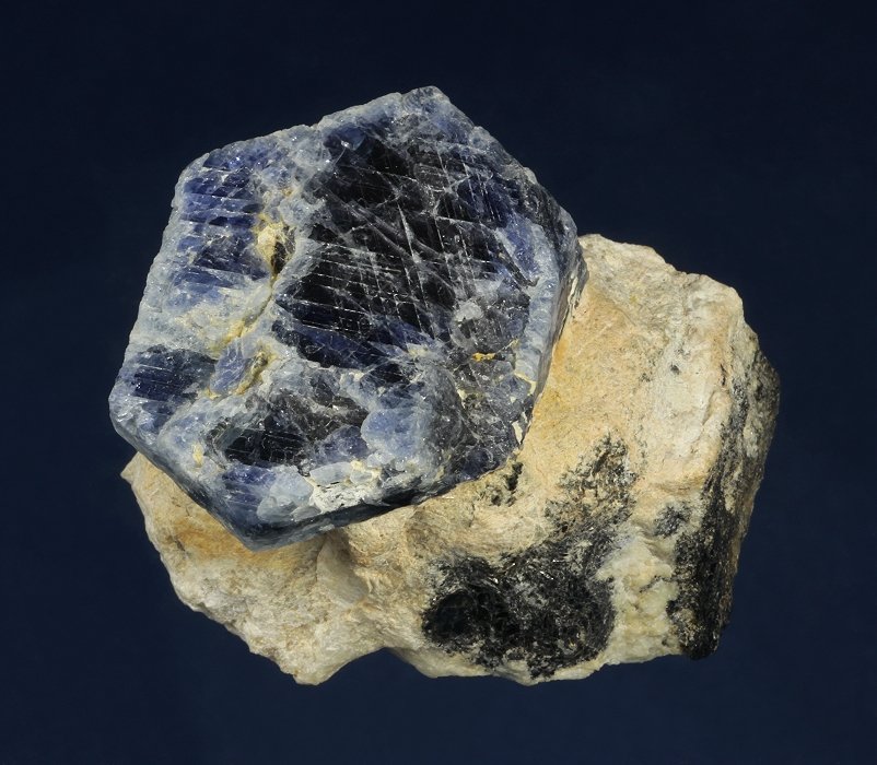 Corundum ( var. Sapphire )
55 x 45 x 40 mm
(Autor: GneissWare)