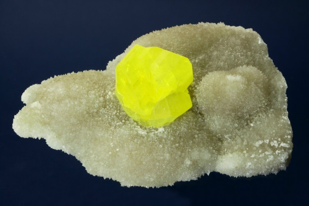 Sulphur on Aragonite
85 x 60 x 31 mm
(Autor: GneissWare)