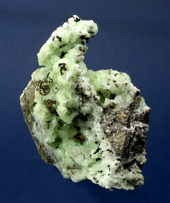 Copper on Prehnite
66 x 40 x 39 mm
(Autor: GneissWare)