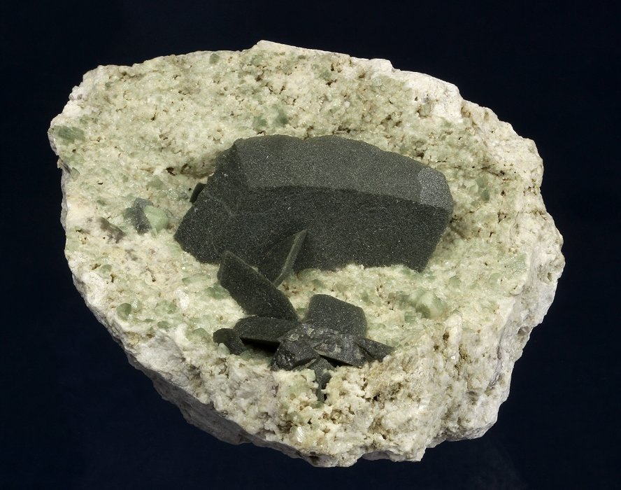 Axinite-(Fe) with Chlorite Inclusions
79 x 69 x 38 mm
(Autor: GneissWare)