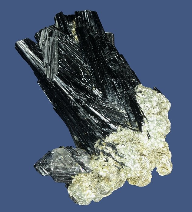 Schorl with Muscovite and Quartz
65 x 47 x 34 mm
(Autor: GneissWare)