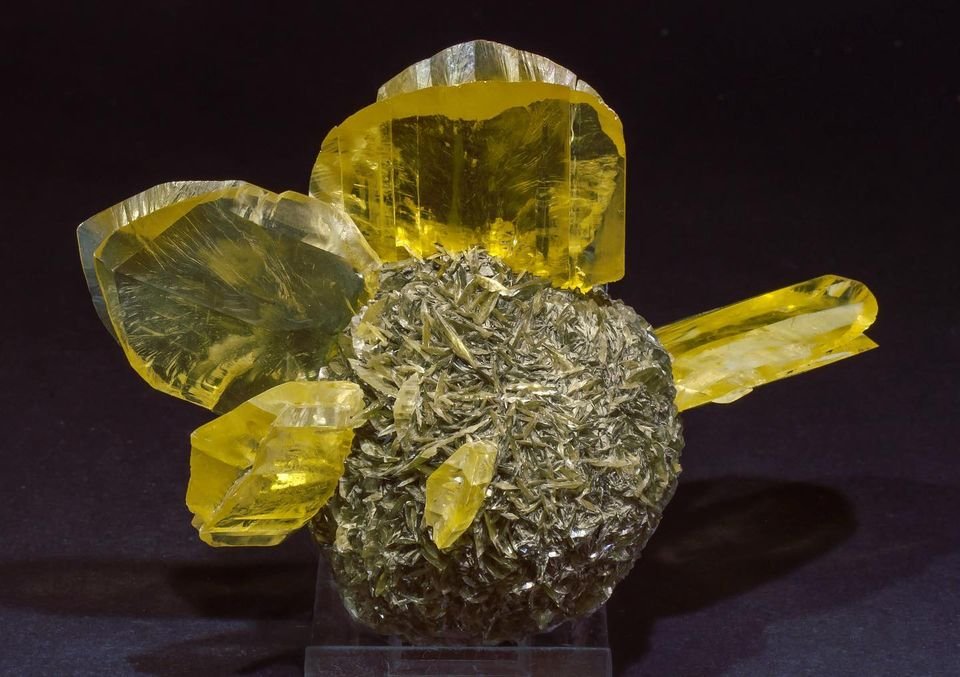 Gypsum
Specimen size: 10.7 × 8 × 6.4 cm / main crystal size: 4.6 × 3.5 cm
(Autor: Jordi Fabre)