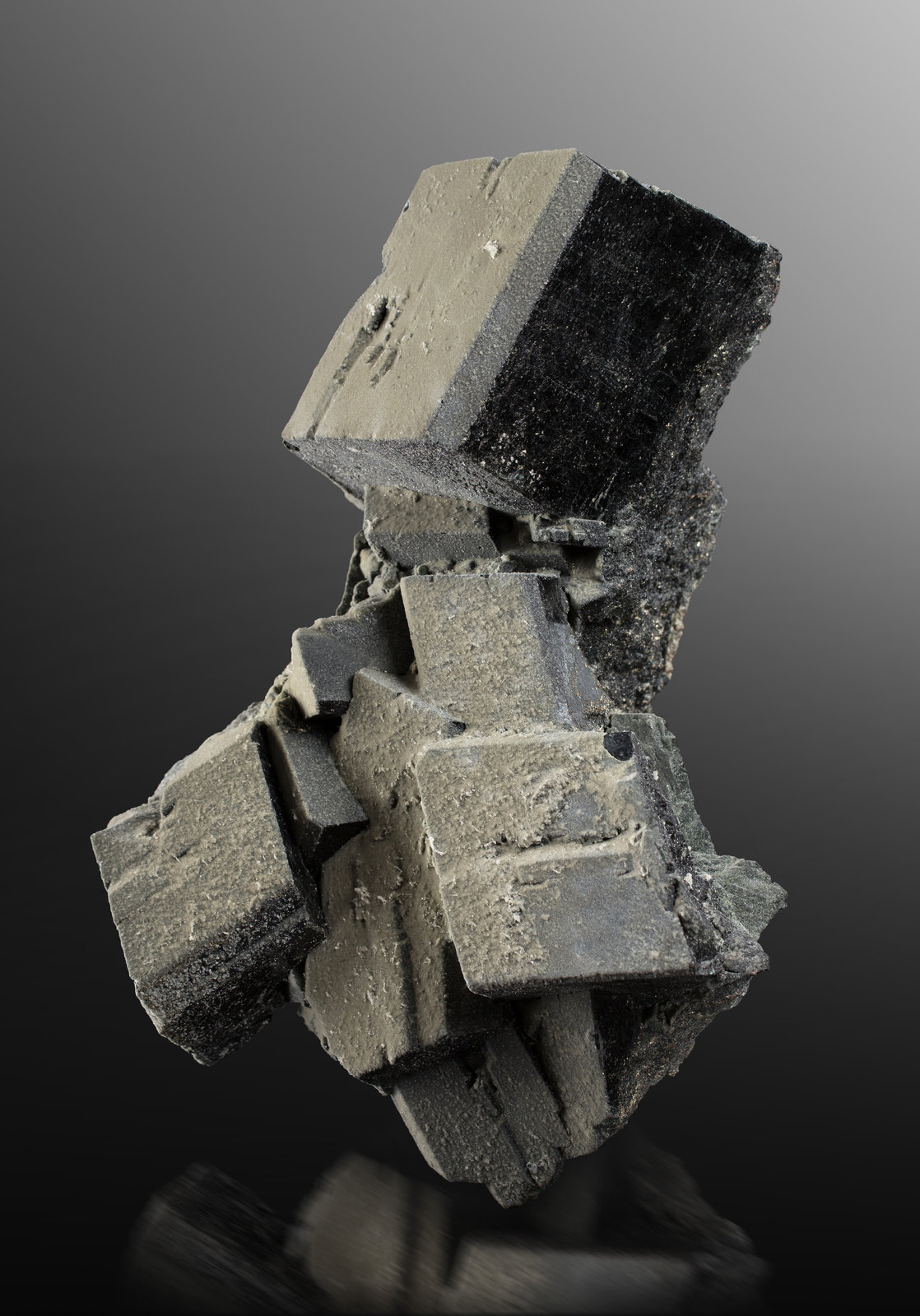 Hedenbergite
37 x 31 x 53 cm / main crystal: 29.0 cm
(Autor: MIM Museum)