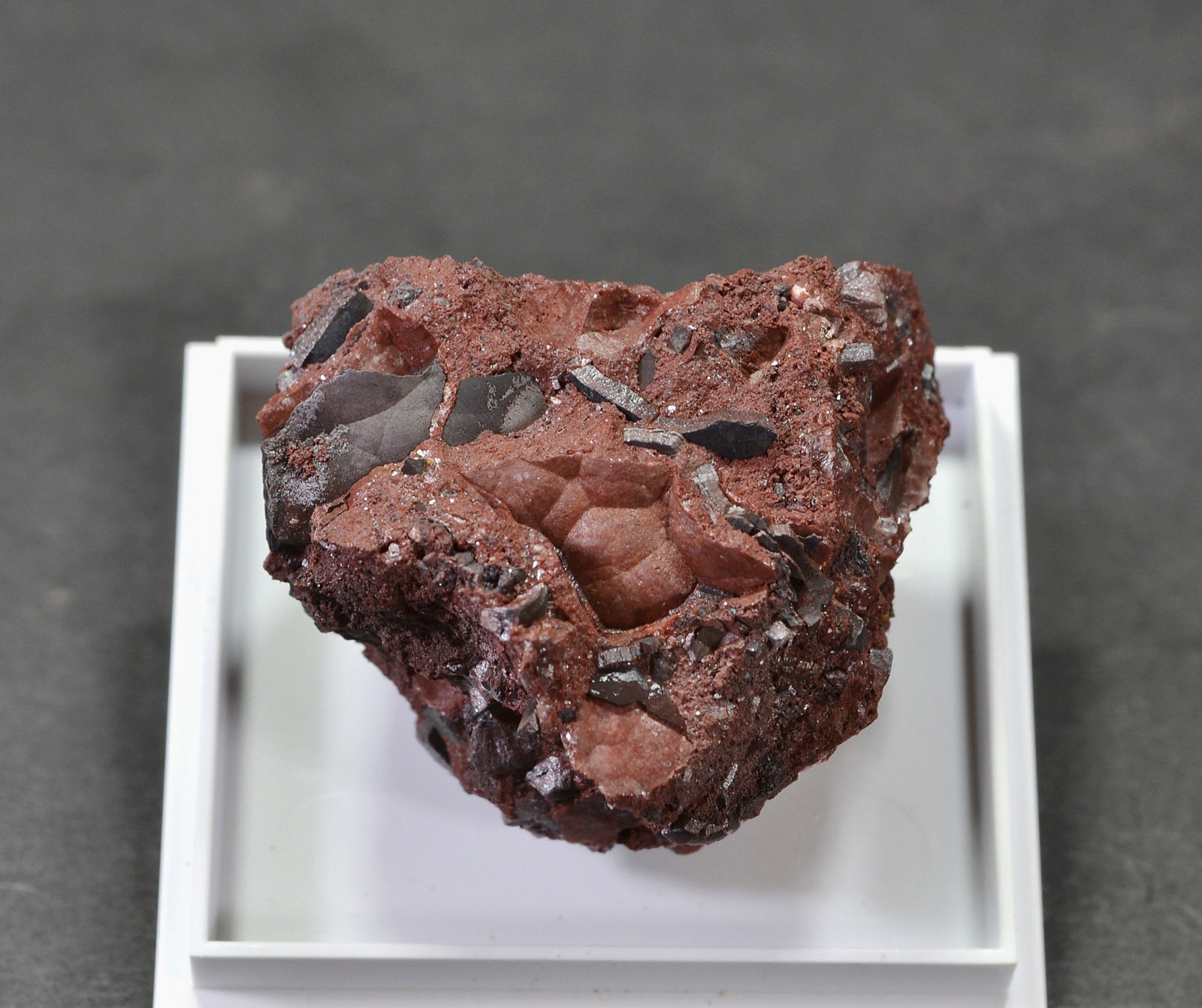 Hematite
3x3cm
(Autor: captaincaveman)