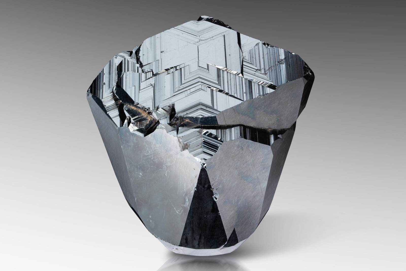 Hematite
10.5 x 11.5 x 6.5 cm / main crystal size: 11.4 cm
(Autor: MIM Museum)