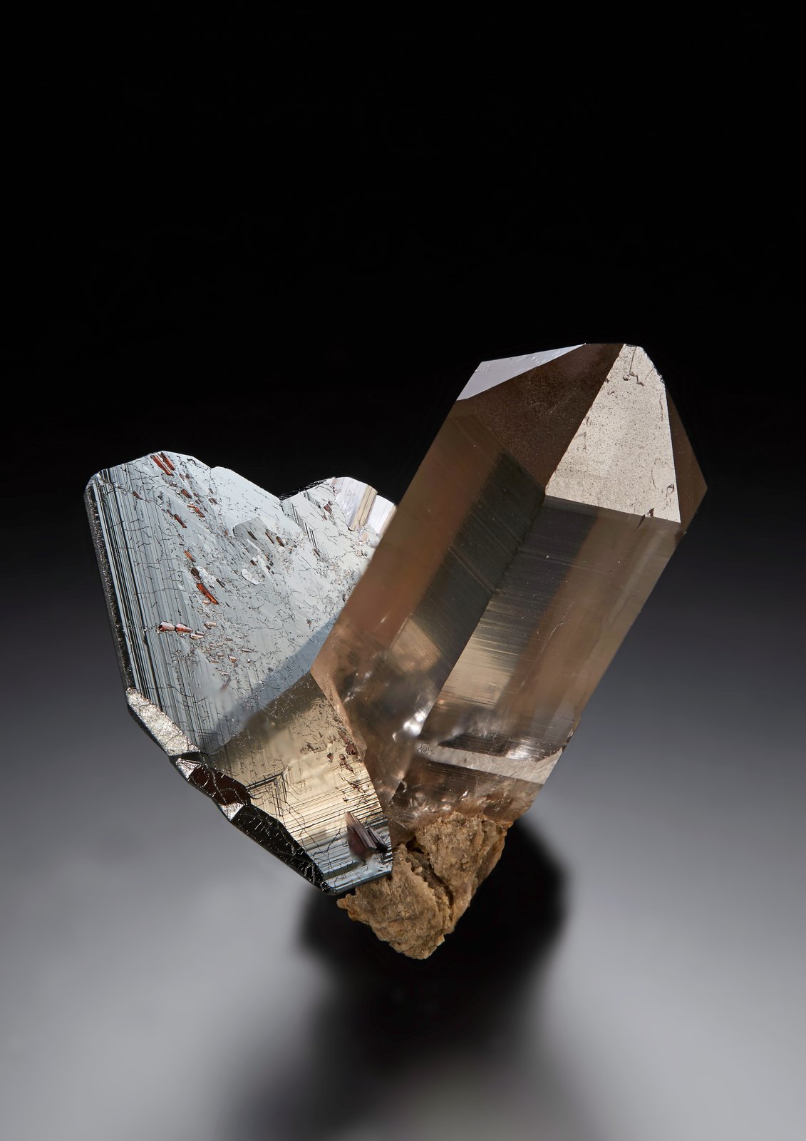 Hematite
5.5 x 4.5 x 5 cm / main crystal: 4.8 cm
(Autor: MIM Museum)