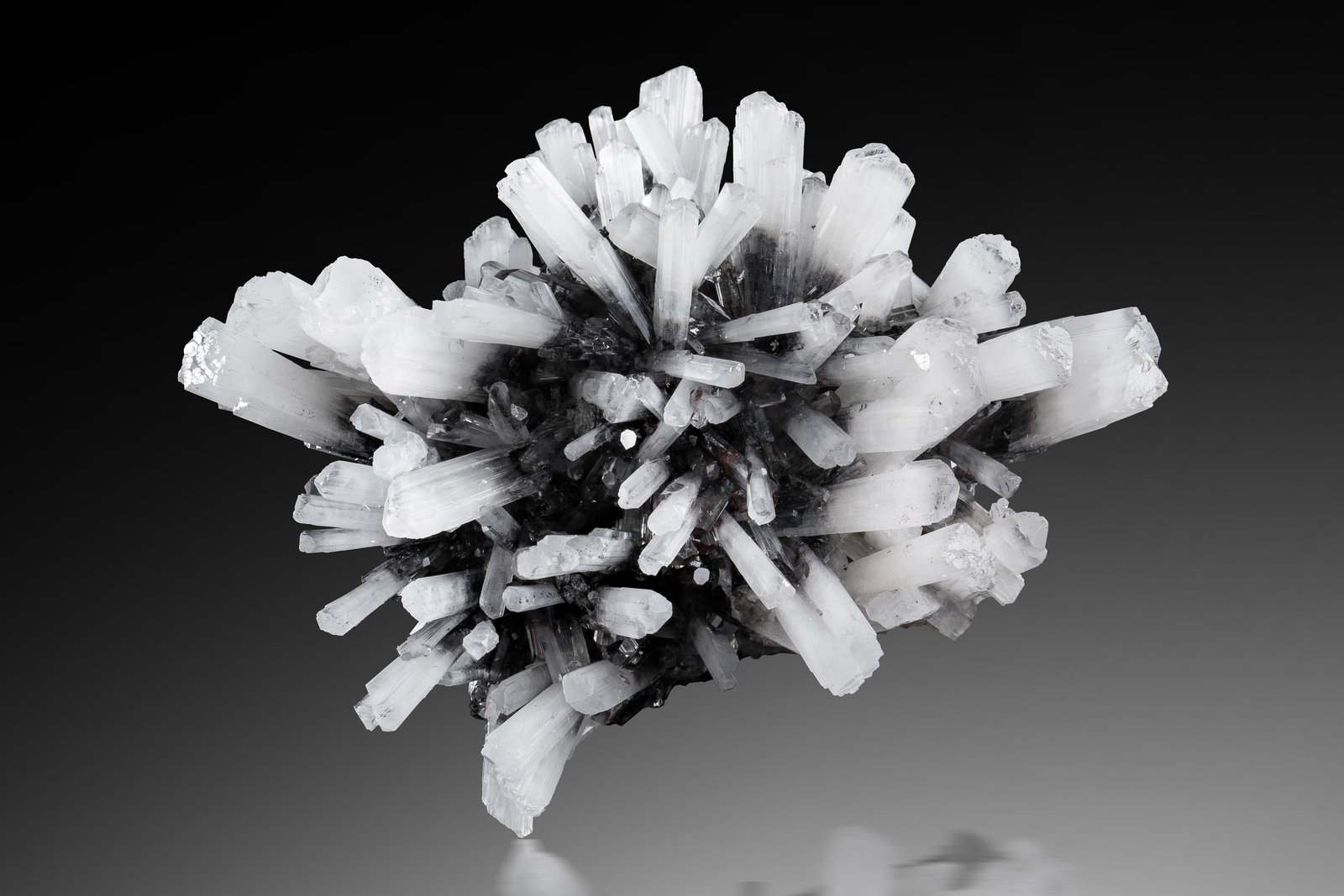 Hemimorphite
12 x 10 x 6 cm / main crystal: 3.3 cm
(Autor: MIM Museum)