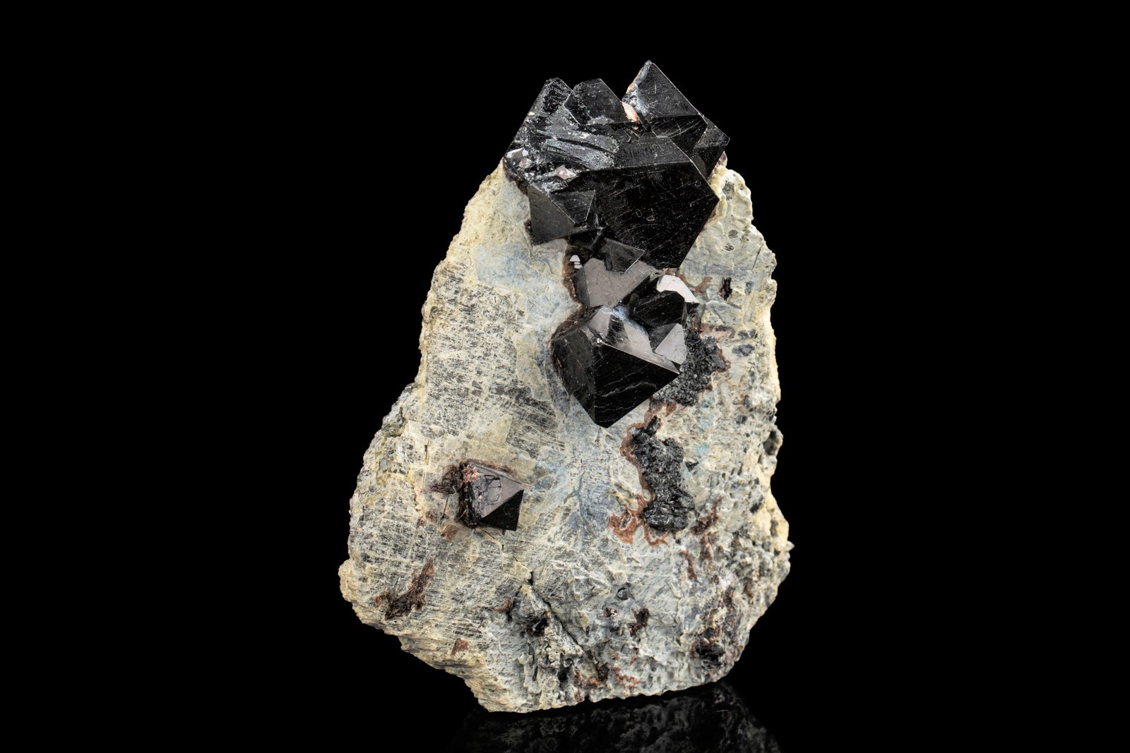 Hercynite
8 x 3 x 10 cm / main crystal: 3.6 cm.
(Autor: MIM Museum)