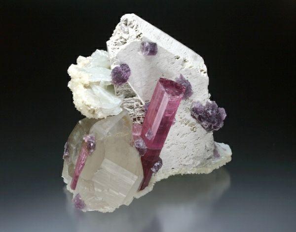 Elbaite with Microcline, Albite, 'lepidolite', Quartz and 'Stilbite'
8 x 8 x 7 cm overall size
(Autor: Jesse Fisher)