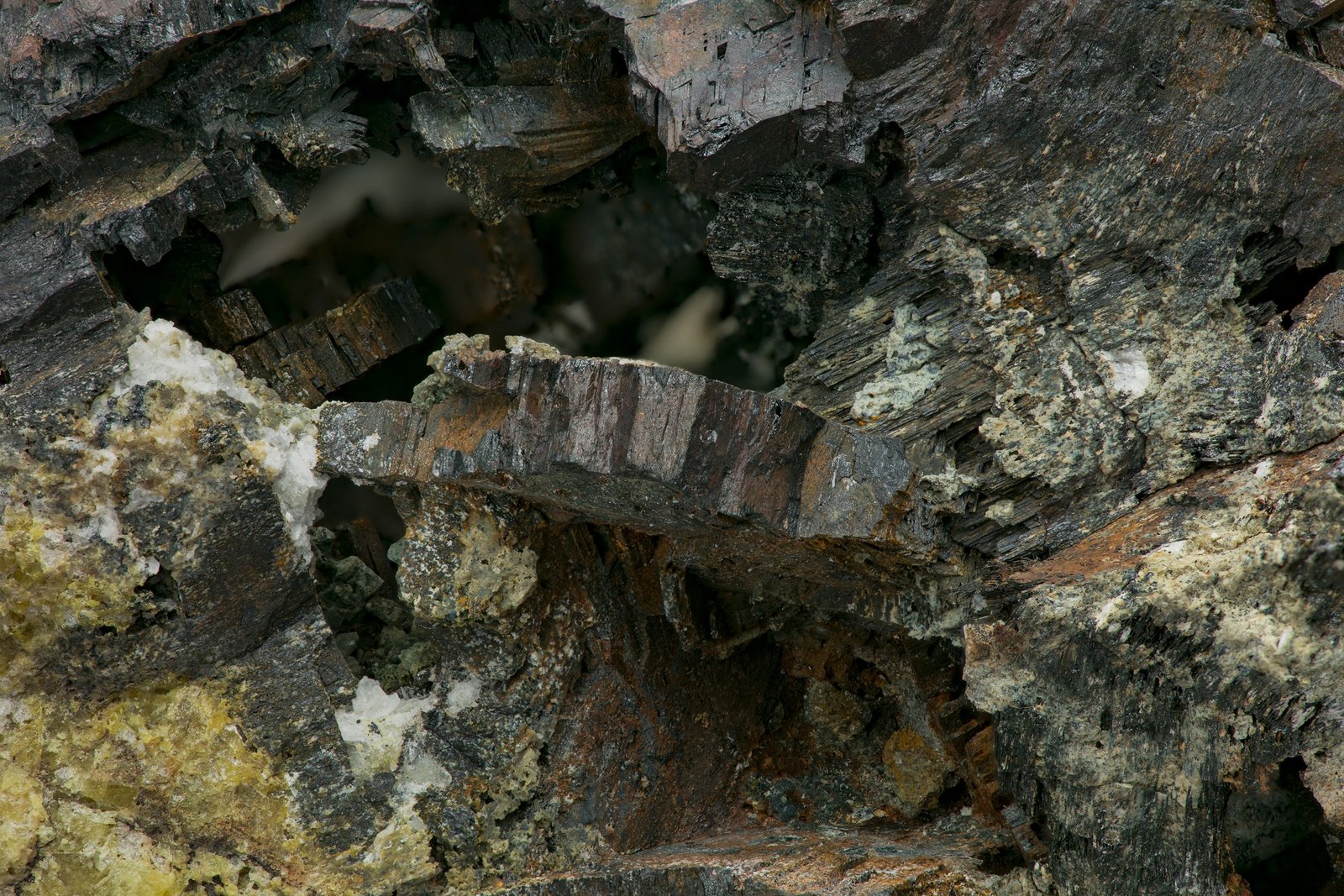 Hulsite with Epidote
10 x 10 x 11.5 cm / main crystal: 2.0 cm.
(Autor: MIM Museum)