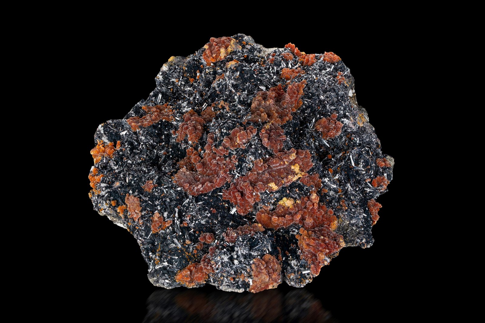 Hutchinsonite with Orpiment
12.5 x 15 x 5 cm / main crystal: 0.8 cm.
(Autor: MIM Museum)