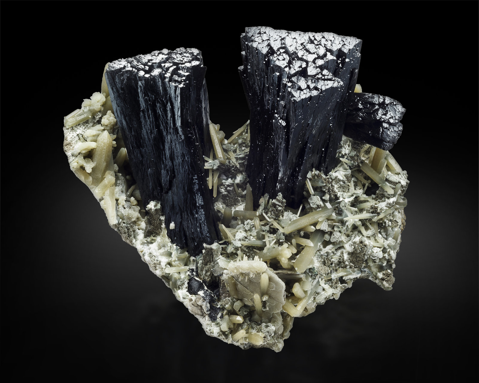 Ilvaite with Hedenbergite and Quartz
23,0 x 26,0 x 16,0 cm
(Autor: MIM Museum)
