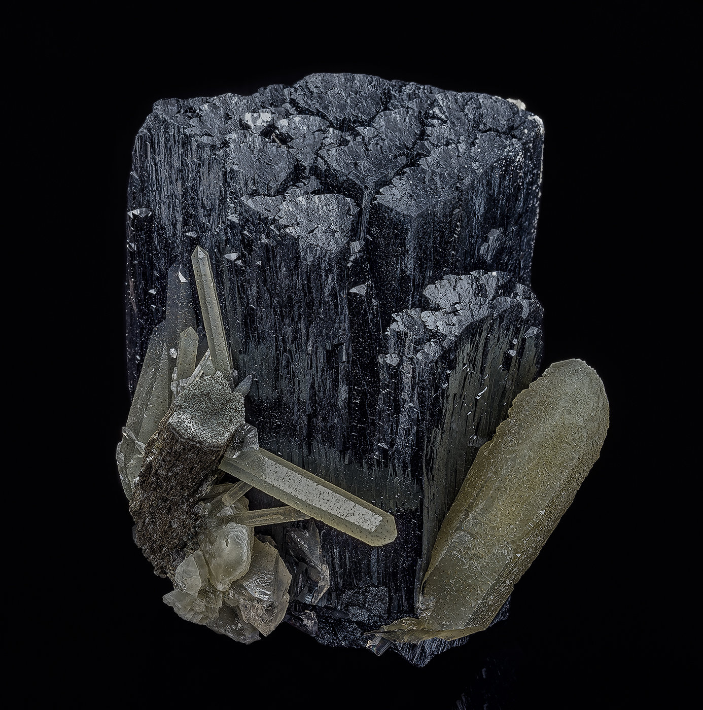 Ilvaite, Quartz
6.5 x 5.0 cm
(Autor: am mizunaka)