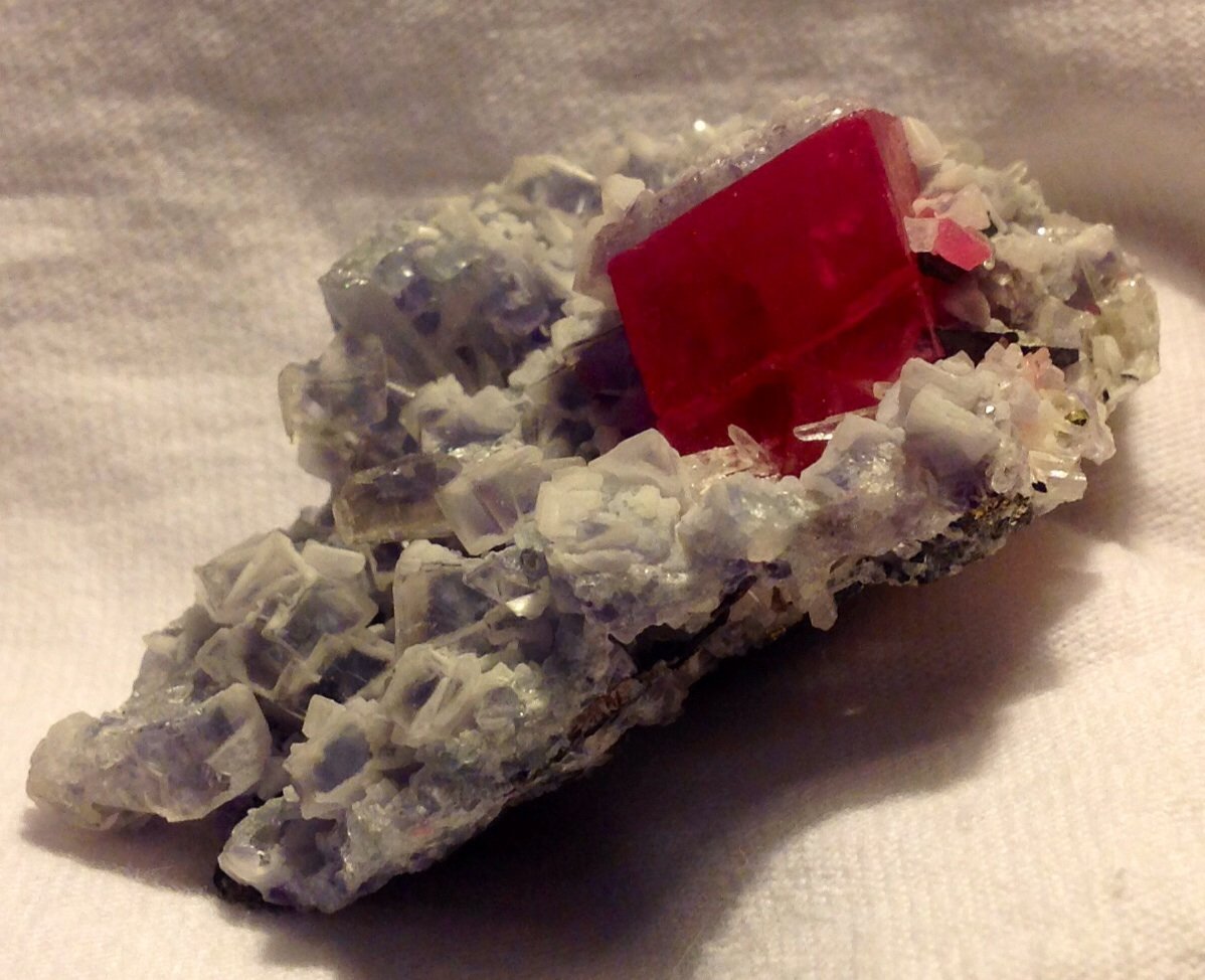 Rhodochrosite, Fluorite, Quartz, Sulfides
7 x 4.4 cm
(Autor: JC)