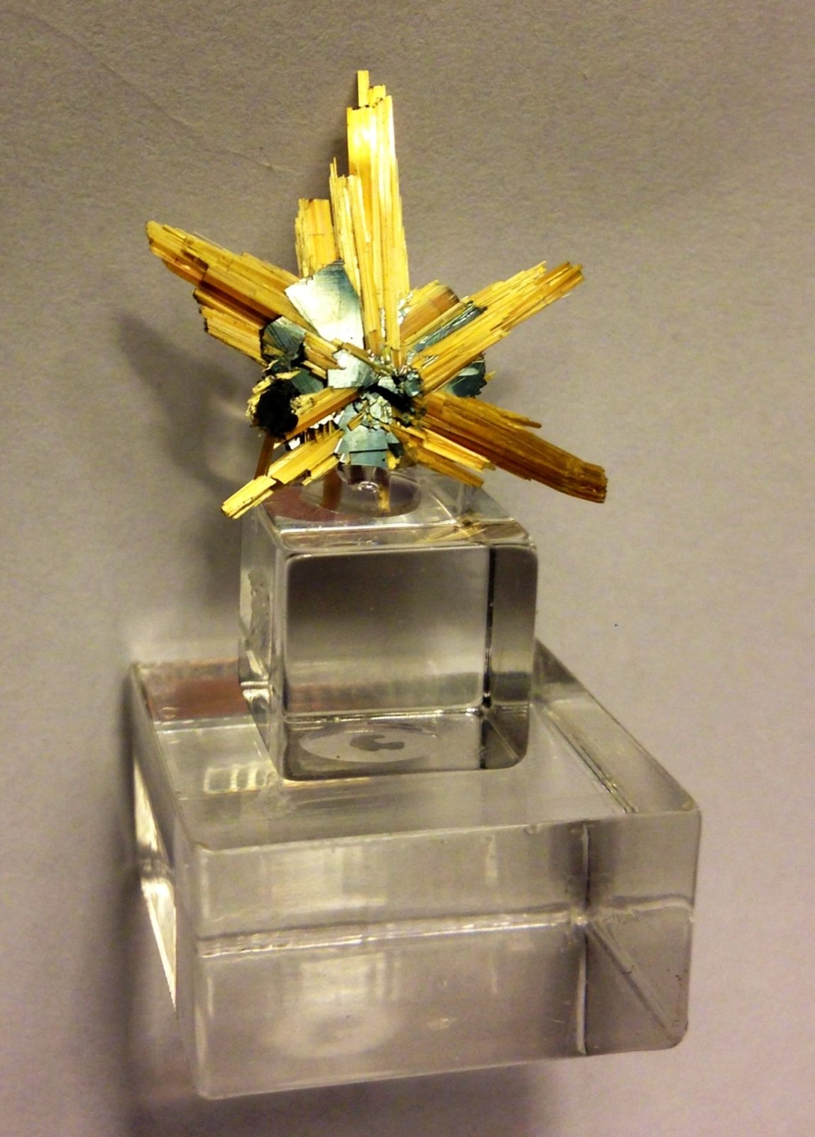 Rutile, Hematite
2 x 2 cm
(Autor: JC)