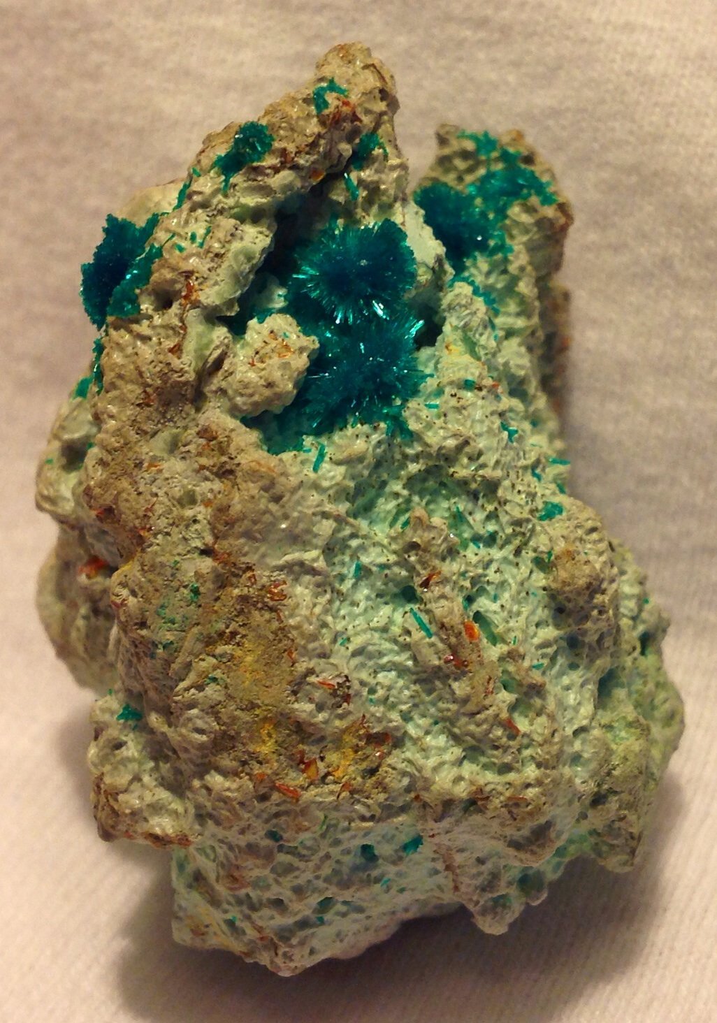 Dioptase, Wulfenite
4.48 x 3.6 x 3.14 cm
(Autor: JC)