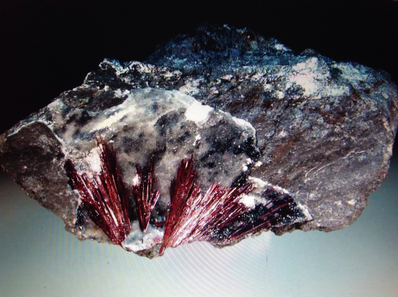 Kermesite
9.5 x 5 x 6 cm
(Autor: JC)