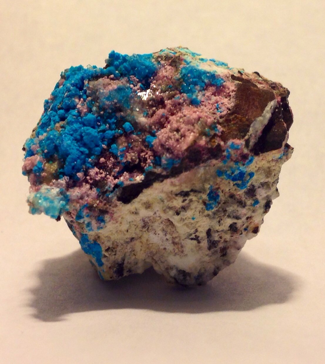 Magnesiokoritnigite, Lavendulan, Canutite
4 cm
(Autor: JC)
