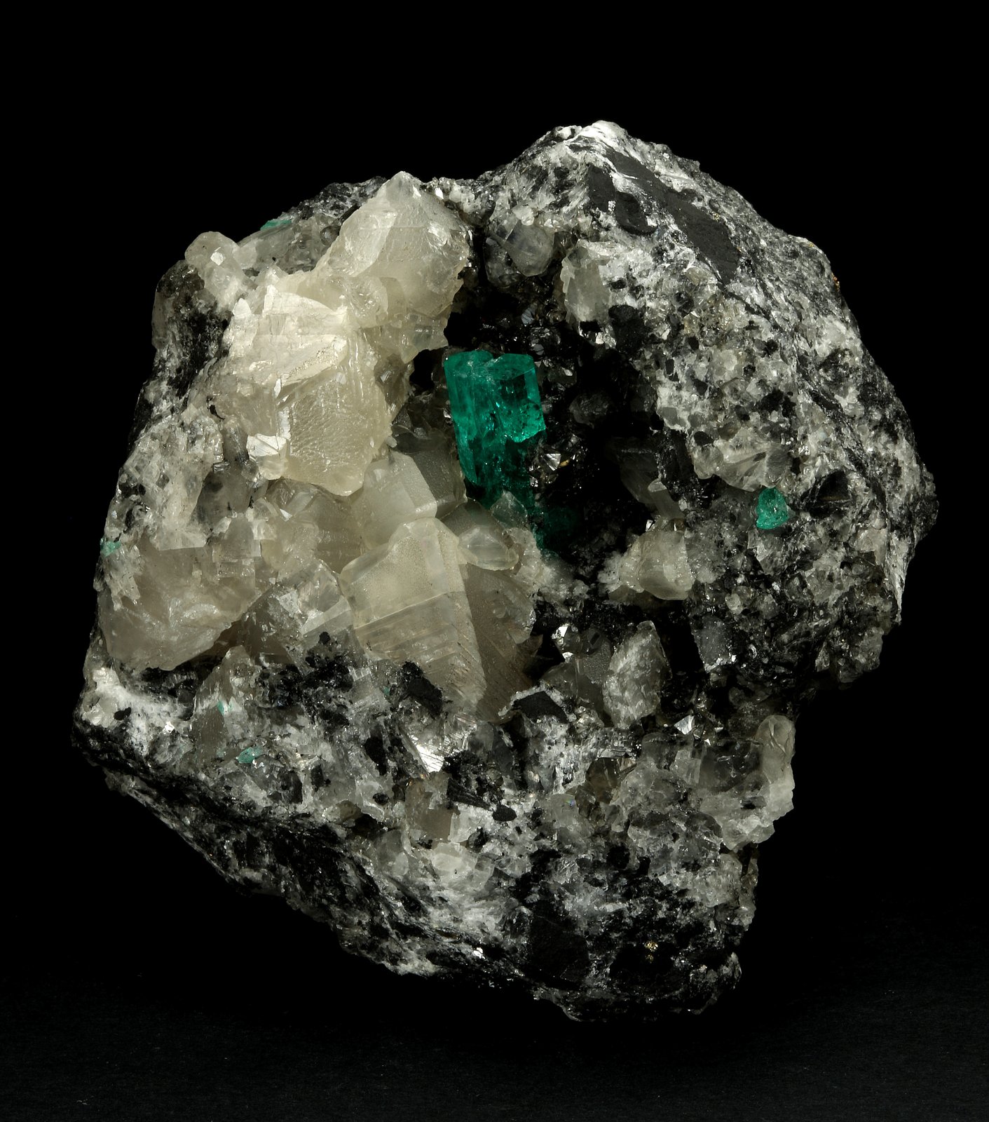 Beryl (variety emerald), Calcite
9cm across, xls=20mm
(Autor: Fiebre Verde)