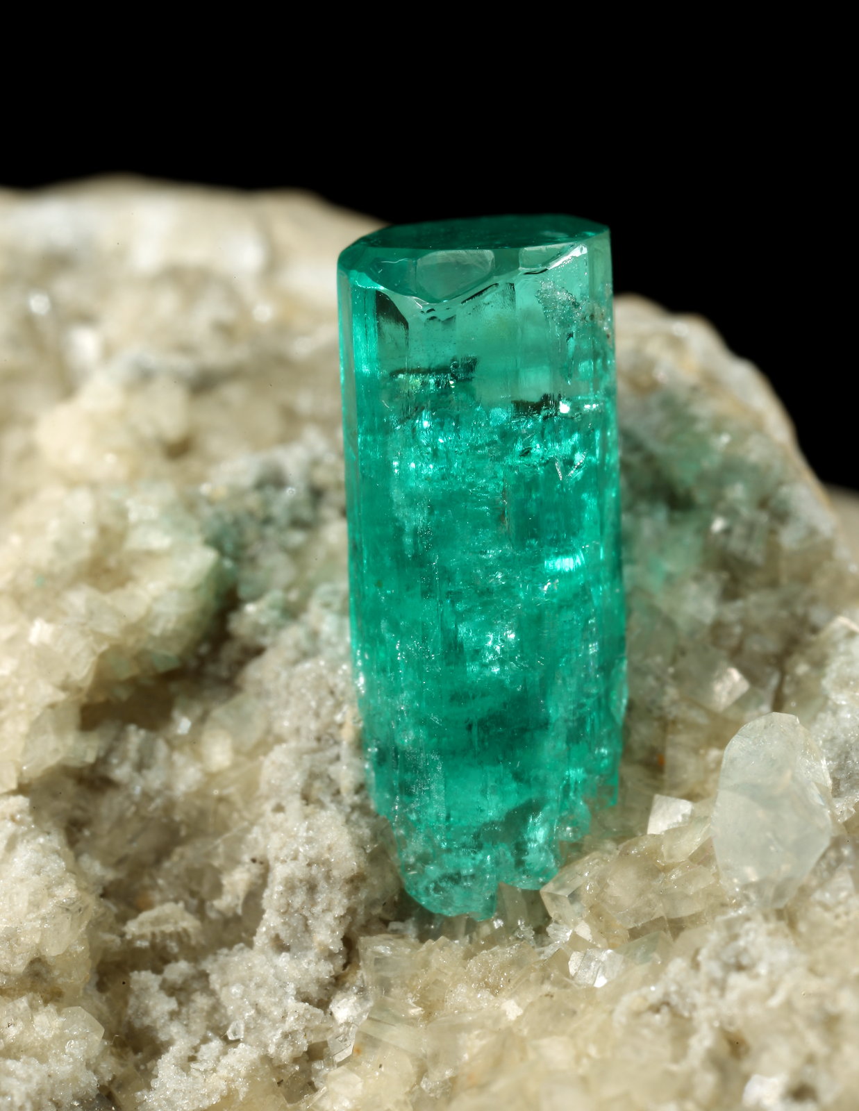 Beryl (variety emerald), Albite (variety cleavelandite), Dolomite, Pyrite
58x28x42mm, xl=11x4.5mm
(Autor: Fiebre Verde)