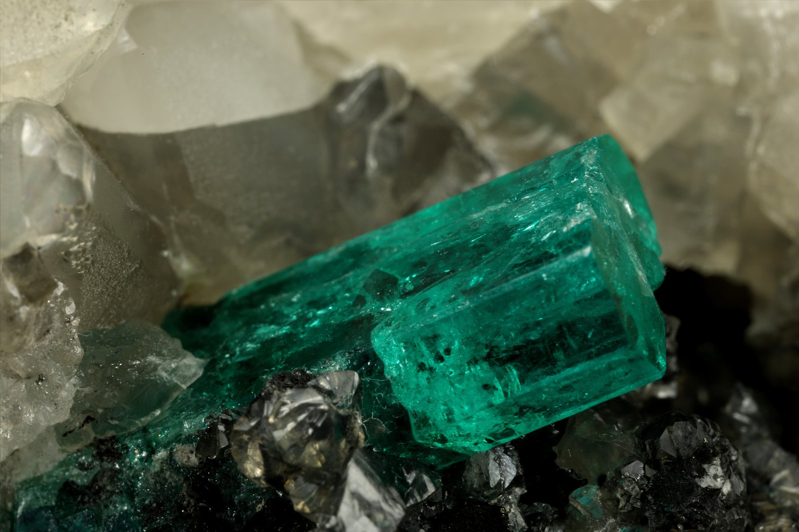Beryl (variety emerald), Calcite
9cm across, xls=20mm
(Autor: Fiebre Verde)