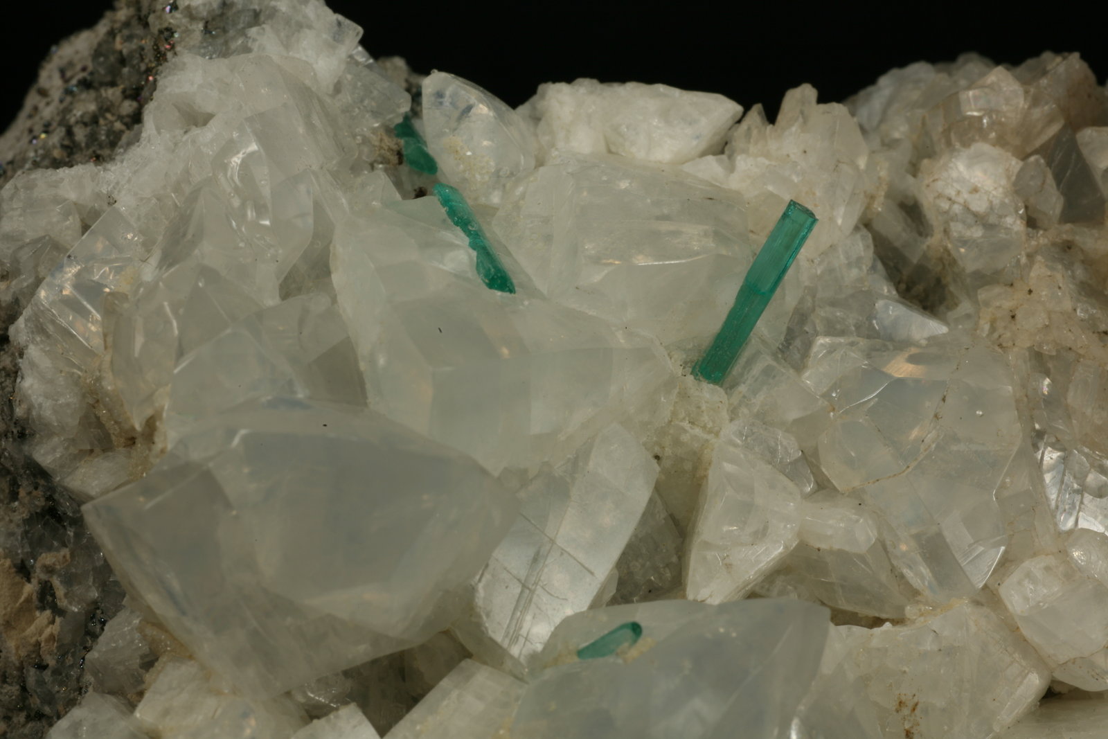 Beryl (variety emerald), Calcite, Pyrite
Detail - Rightmost emerald is 10mm long
(Autor: Fiebre Verde)