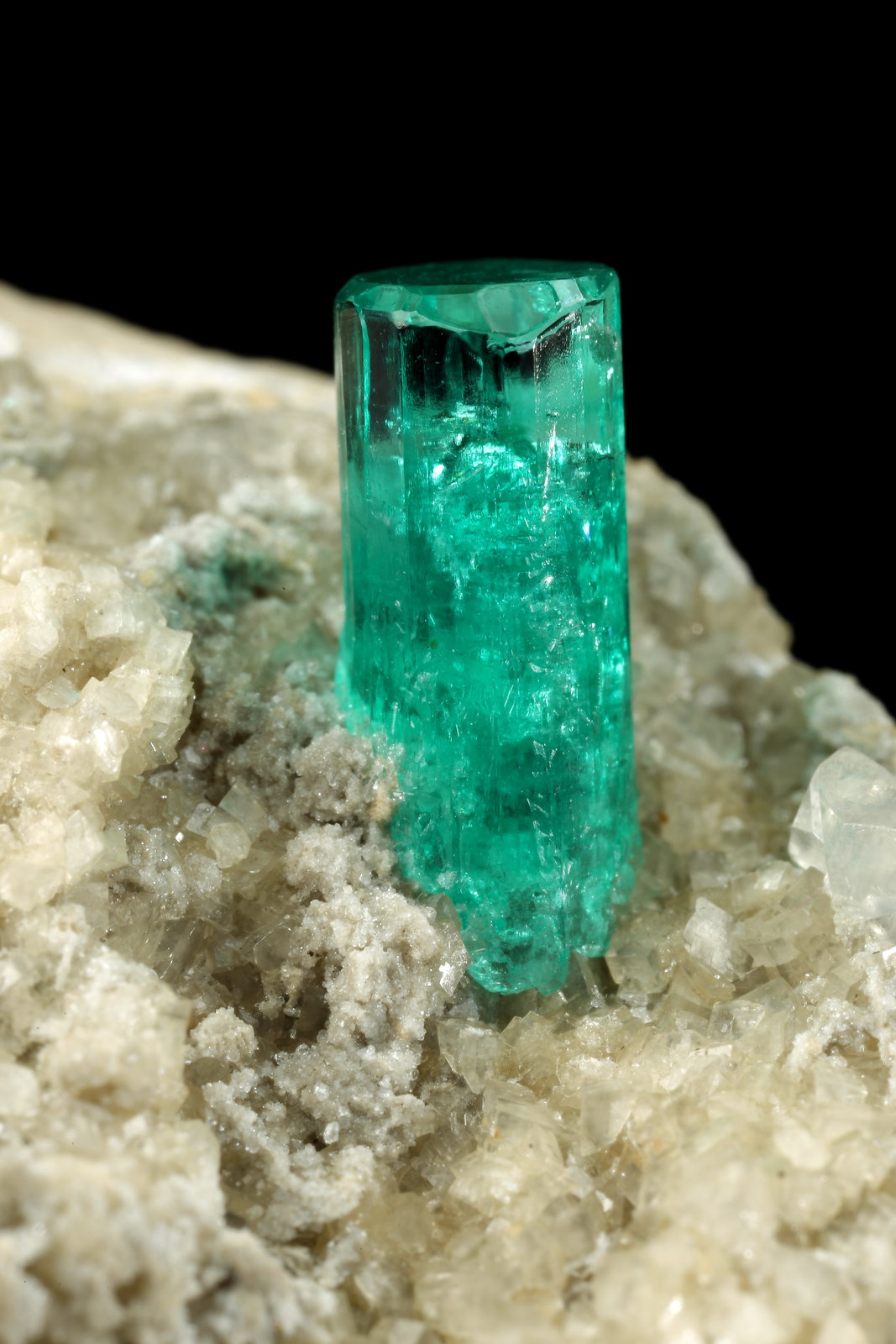 Beryl (variety emerald), Albite (variety cleavelandite), Dolomite, Pyrite
58x28x42mm, xl=11x4.5mm
(Autor: Fiebre Verde)