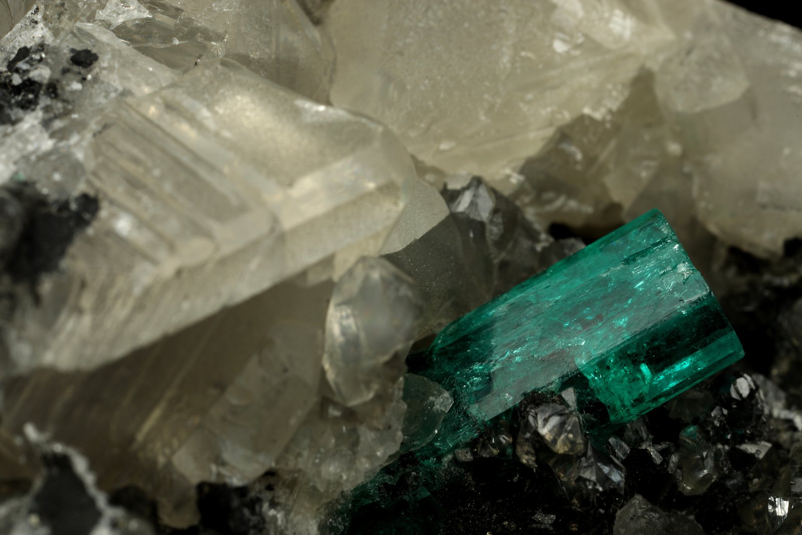 Beryl (variety emerald), Calcite
9cm across, xls=20mm
(Autor: Fiebre Verde)