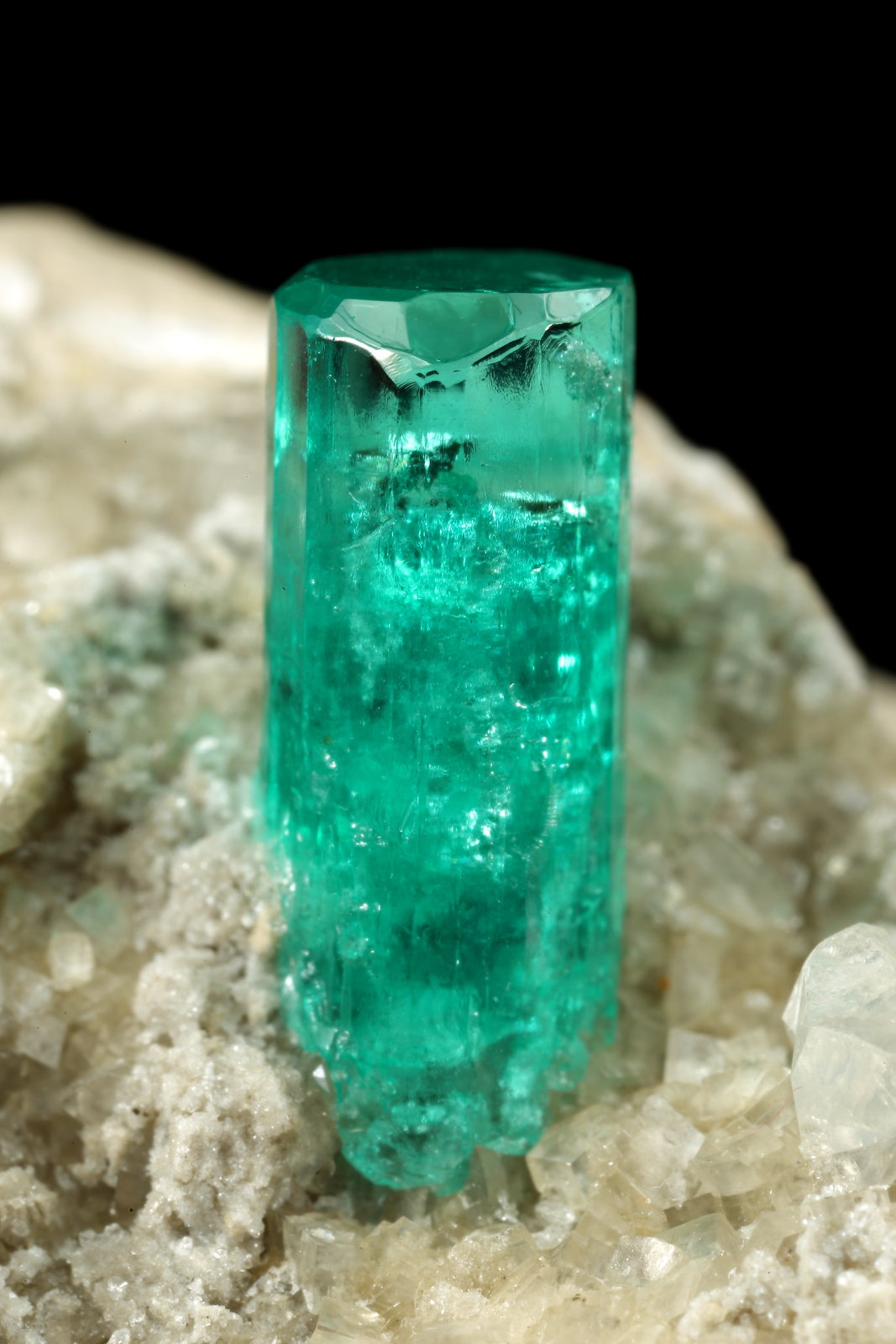 Beryl (variety emerald), Albite (variety cleavelandite), Dolomite, Pyrite
58x28x42mm, xl=11x4.5mm
(Autor: Fiebre Verde)