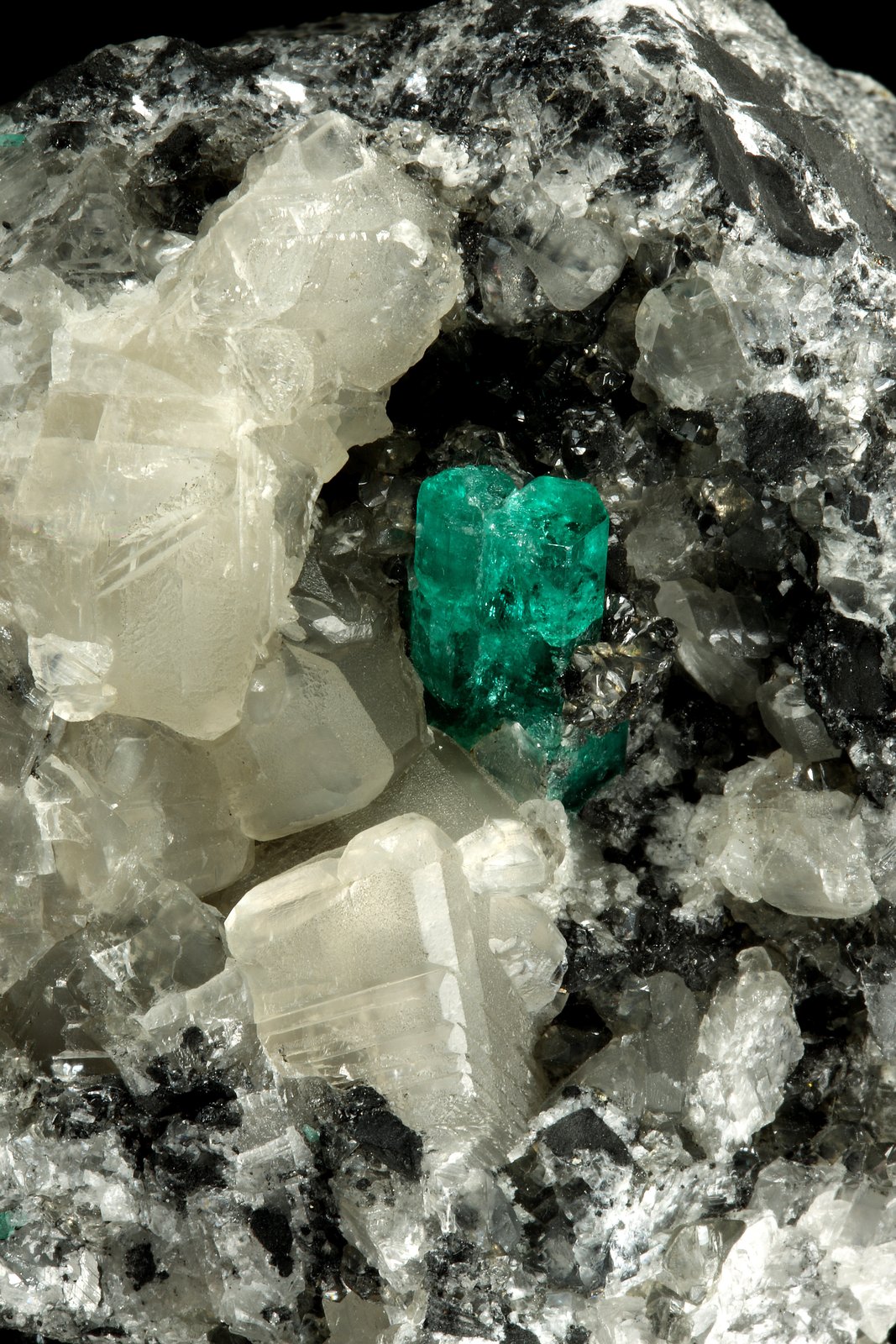Beryl (variety emerald), Calcite
9cm across, xls=20mm
(Autor: Fiebre Verde)