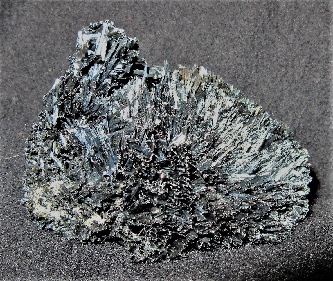 Stibnite
6.4x6.2x3.8 cm
(Autor: Joseph DOliveira)