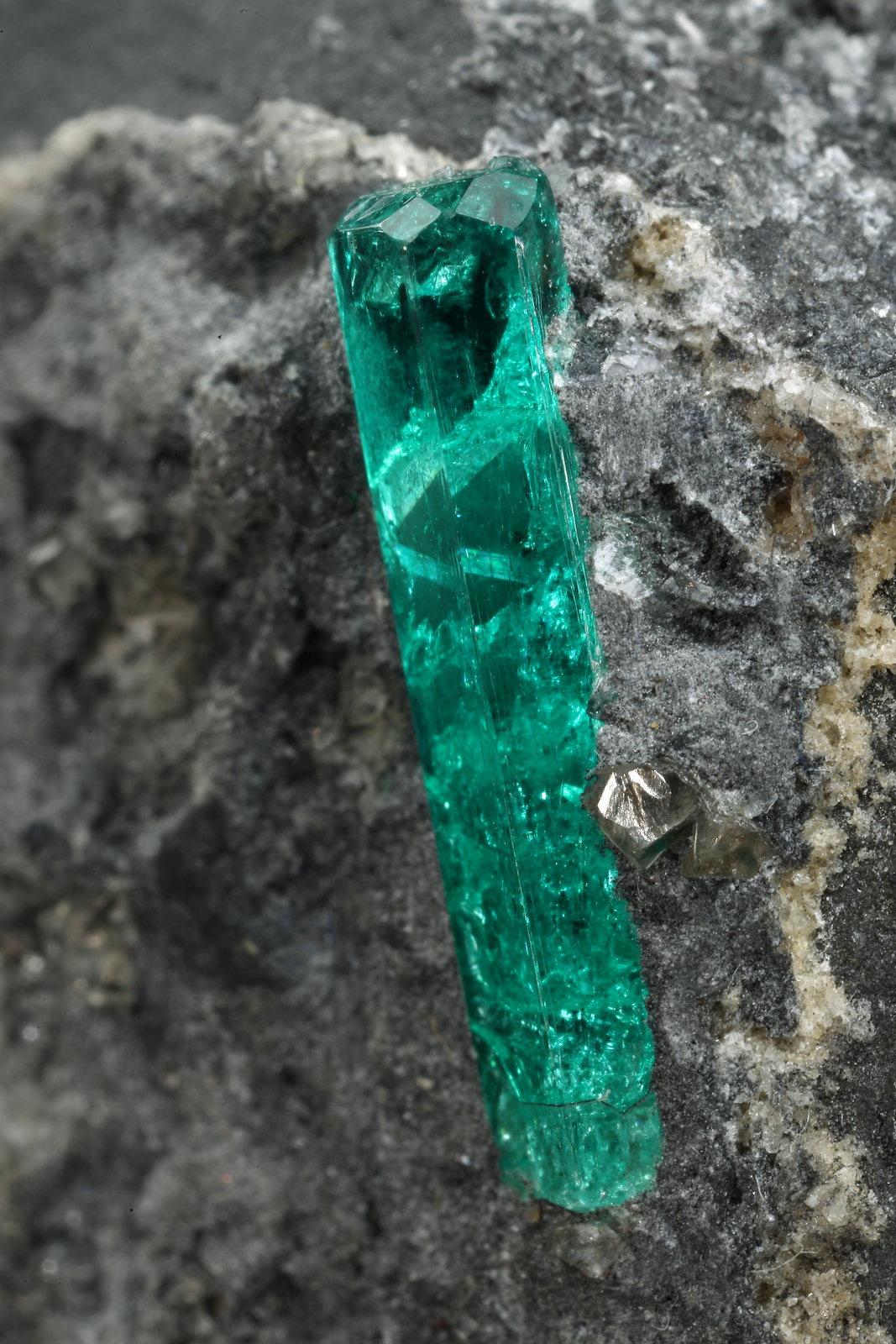 Beryl (variety emerald), Calcite
27x25x16mm, xl=13x3mm
(Autor: Fiebre Verde)