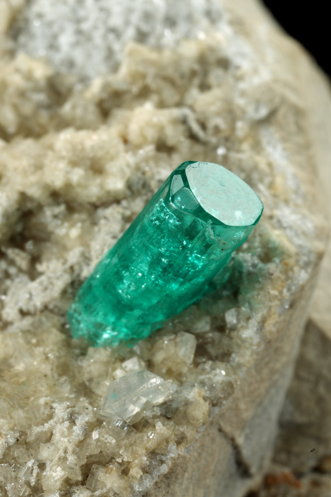 Beryl (variety emerald), Albite (variety cleavelandite), Dolomite, Pyrite
58x28x42mm, xl=11x4.5mm
(Autor: Fiebre Verde)