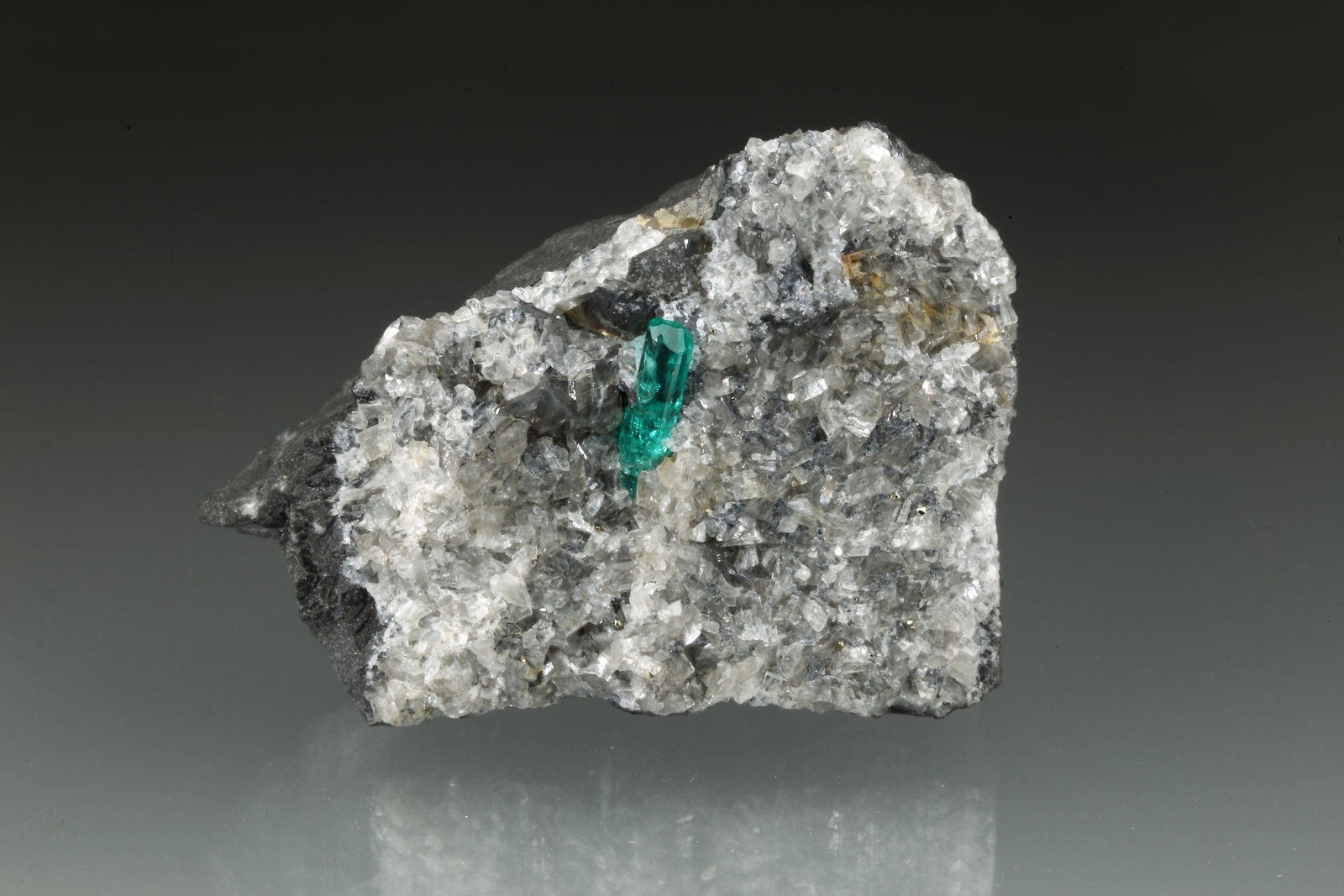 Beryl (variety emerald), Pyrite, Calcite, Dolomite
41x30x20mm, xl=9mm
(Autor: Fiebre Verde)