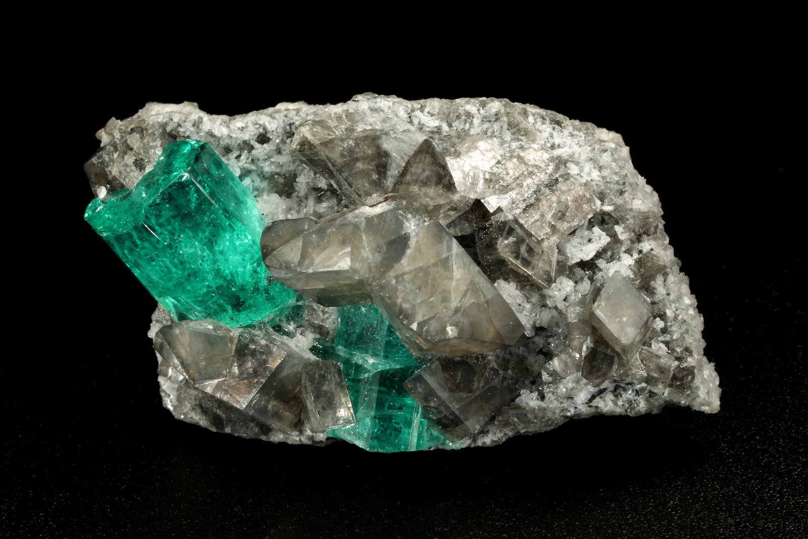 Beryl (variety emerald), Albite (variety cleavelandite), Dolomite
35x21x16mm, main xl=11x8mm
(Autor: Fiebre Verde)