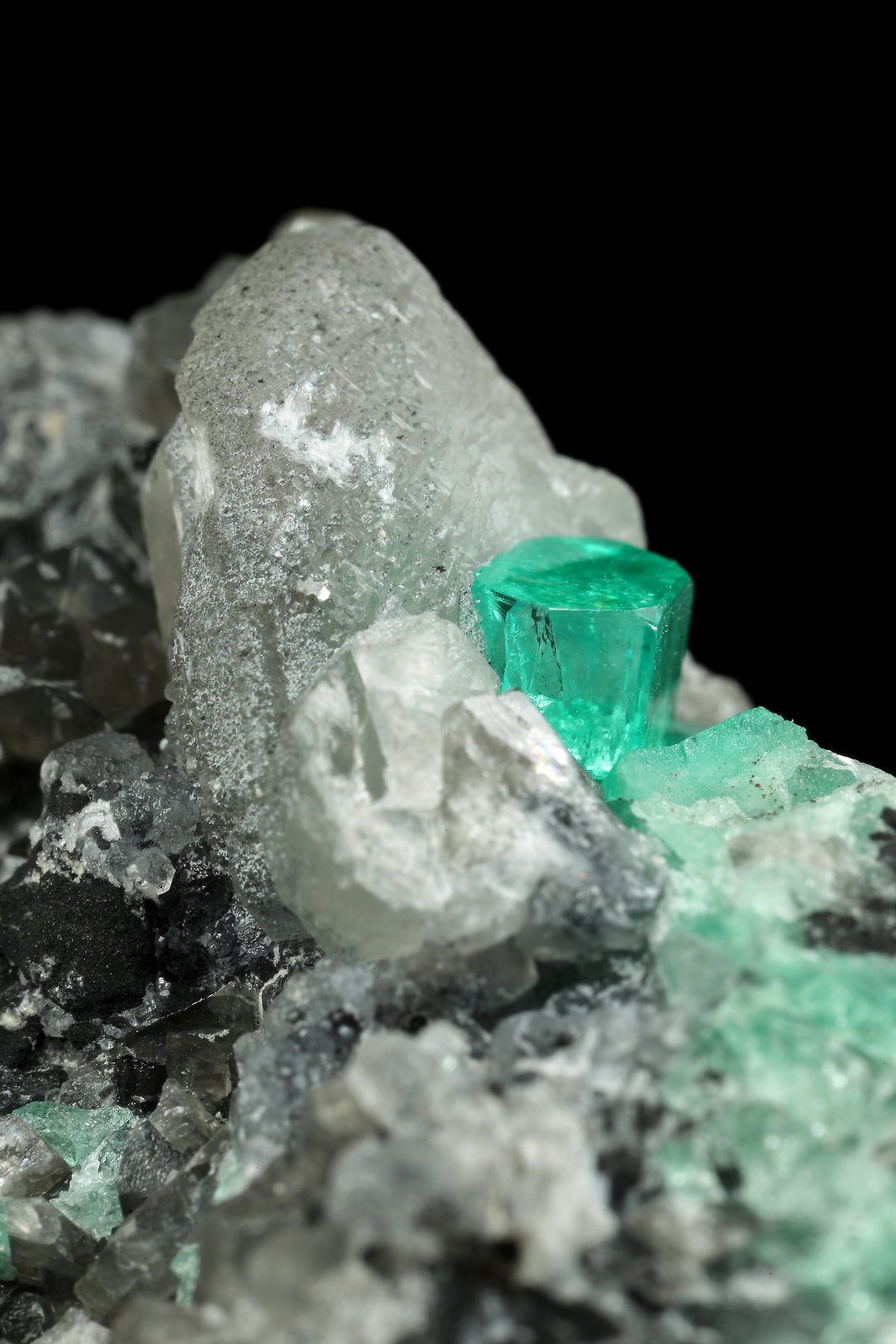 Beryl (variety emerald), Calcite, Dolomite
56x44x51mm, xls=7mm & 4mm
(Autor: Fiebre Verde)
