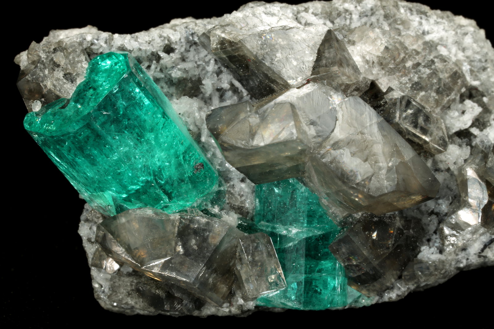 Beryl (variety emerald), Albite (variety cleavelandite), Dolomite
35x21x16mm, main xl=11x8mm
(Autor: Fiebre Verde)
