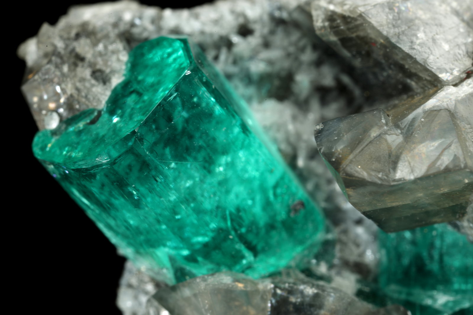 Beryl (variety emerald), Albite (variety cleavelandite), Dolomite
35x21x16mm, main xl=11x8mm
(Autor: Fiebre Verde)