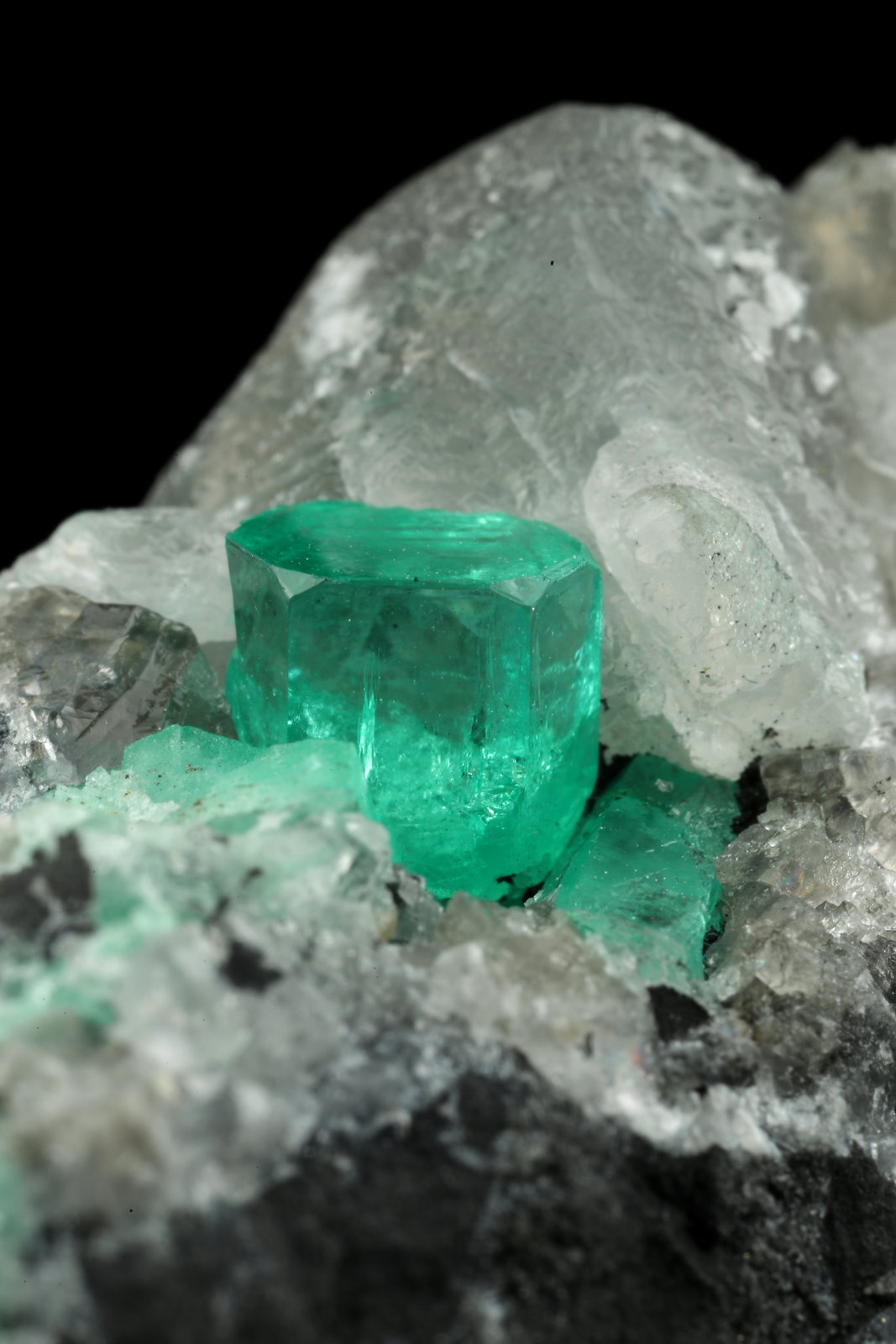 Beryl (variety emerald), Calcite, Dolomite
56x44x51mm, xls=7mm & 4mm
(Autor: Fiebre Verde)