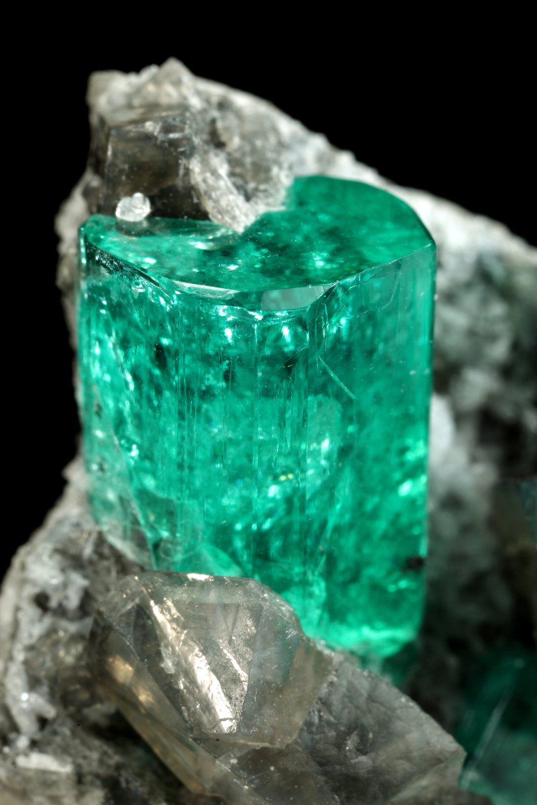 Beryl (variety emerald), Albite (variety cleavelandite), Dolomite
35x21x16mm, main xl=11x8mm
(Autor: Fiebre Verde)