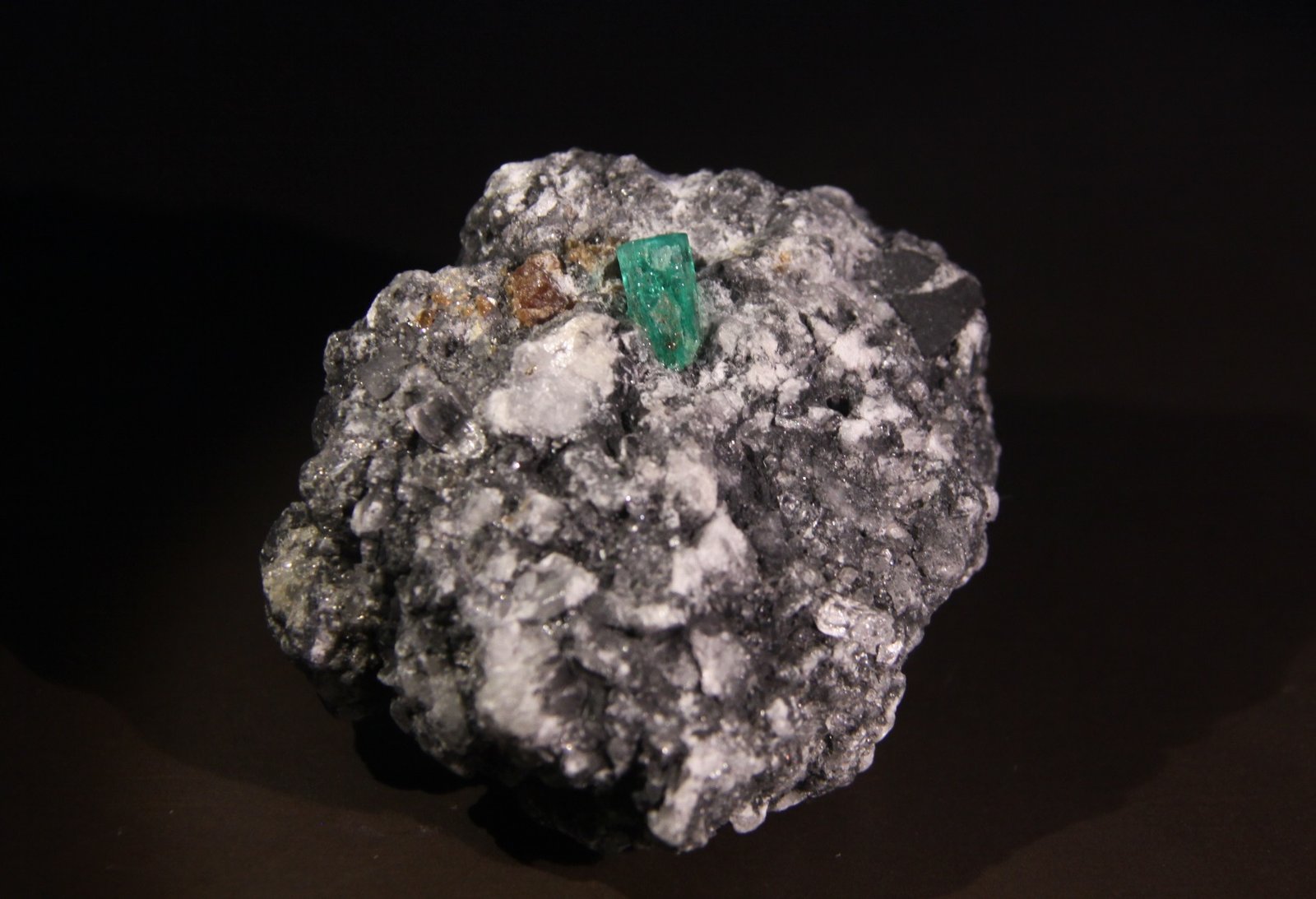 Beryl (variety emerald), Parisite and Calcite
45mm x 42mm x 36mm
(Autor: Firmo Espinar)