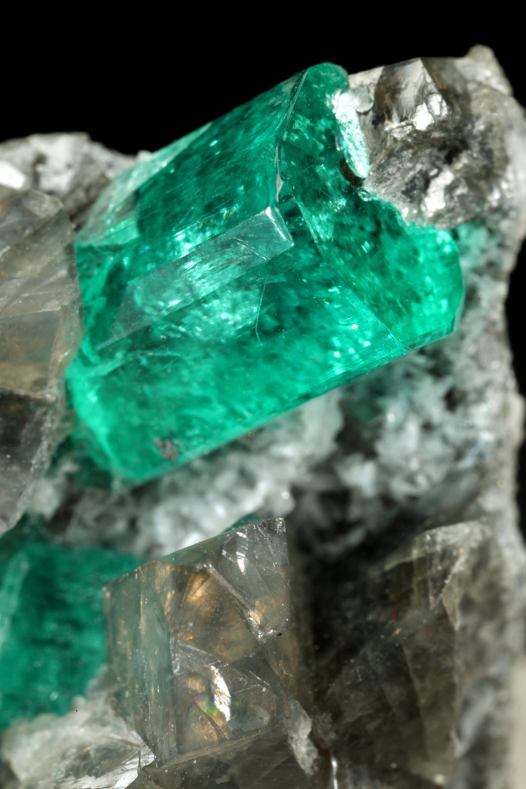 Beryl (variety emerald), Albite (variety cleavelandite), Dolomite
35x21x16mm, main xl=11x8mm
(Autor: Fiebre Verde)