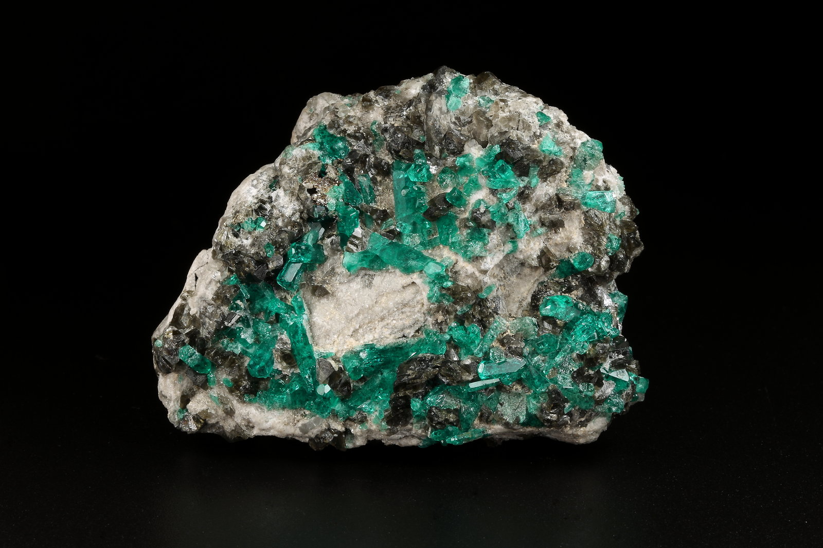 Beryl (variety emerald), Pyrite, Calcite, Albite (variety cleavelandite)
58x43x34mm, aggregate of xls up to 11mm
(Autor: Fiebre Verde)
